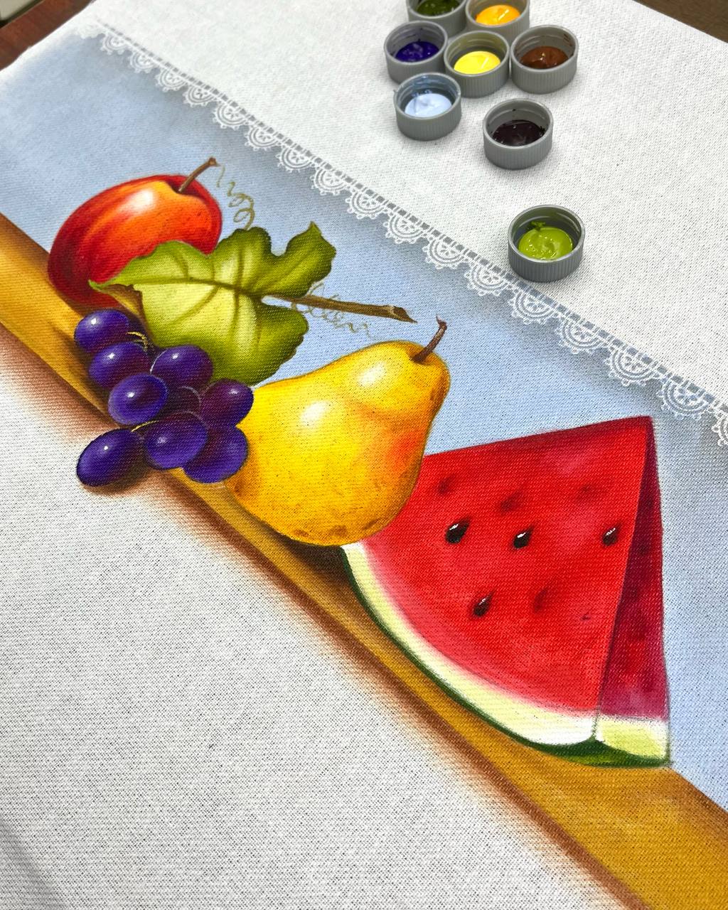 Frutas pintadas à mão em tecido: maçã, uvas, pêra e melancia
