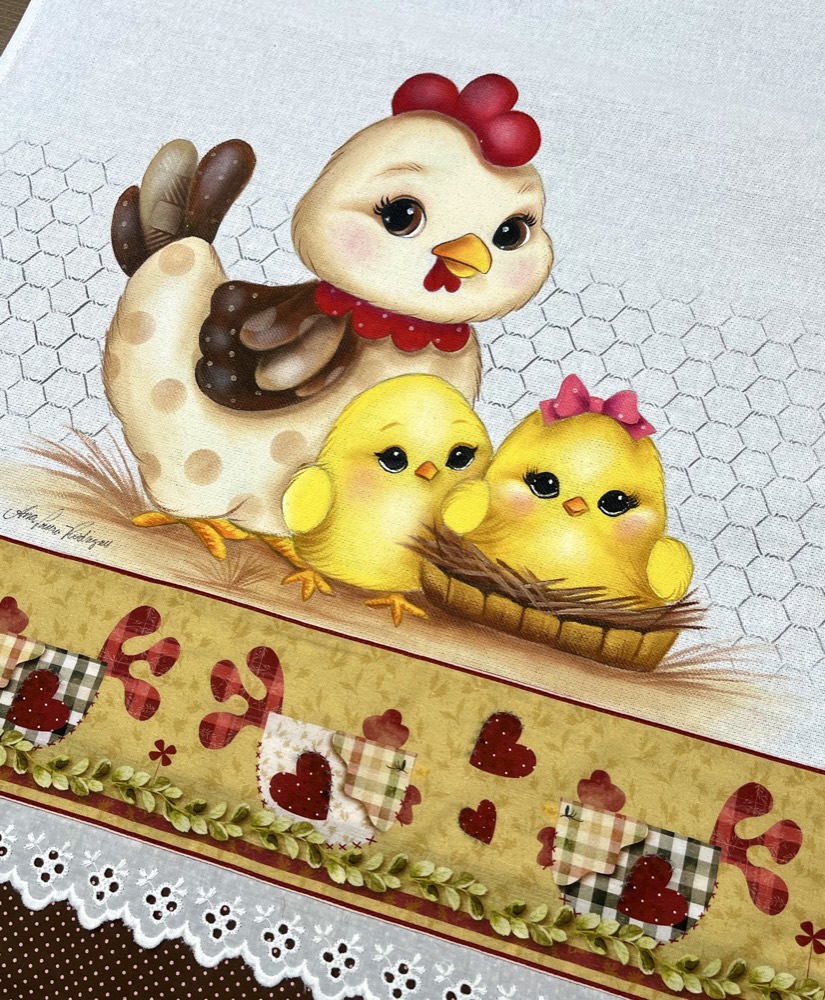 Galinha com dois pintinhos pintados à mão em pano de prato com barrado de corações